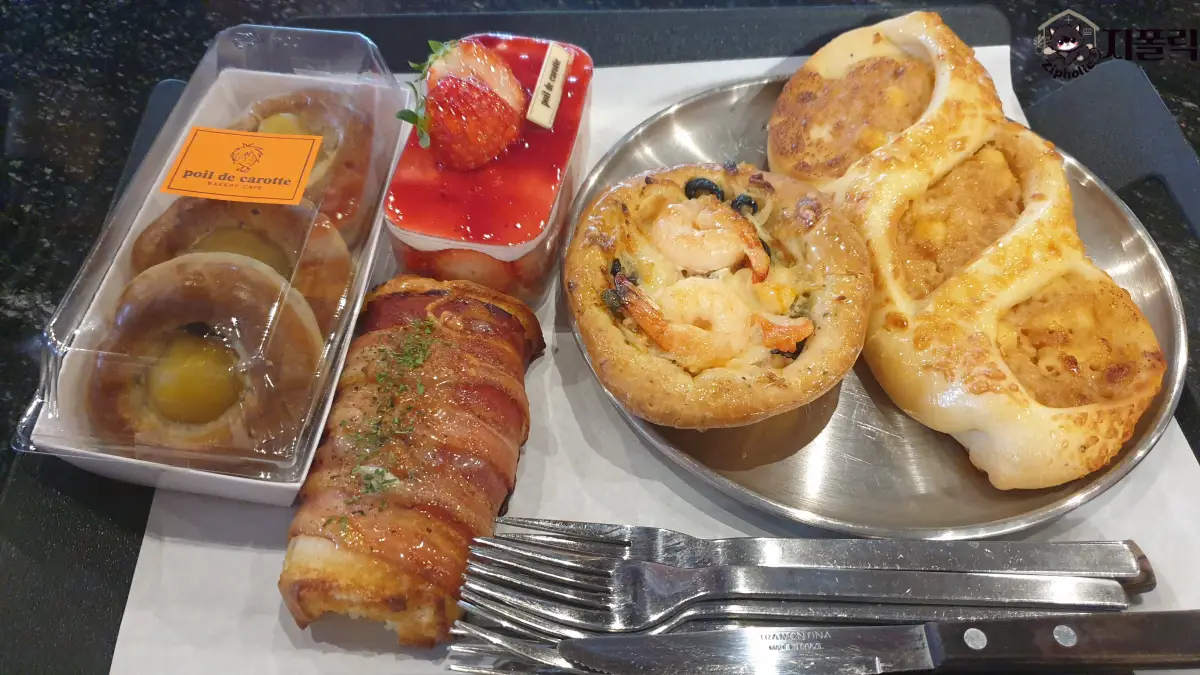 카페-포일드캐롯-빵