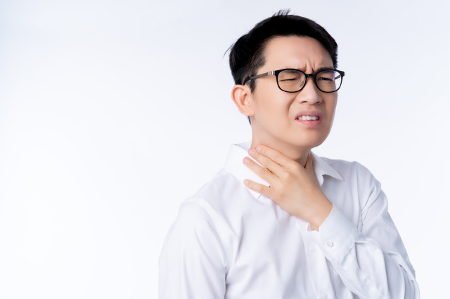 콰트로 감염증 중 인후통을 겪고 있는 남성