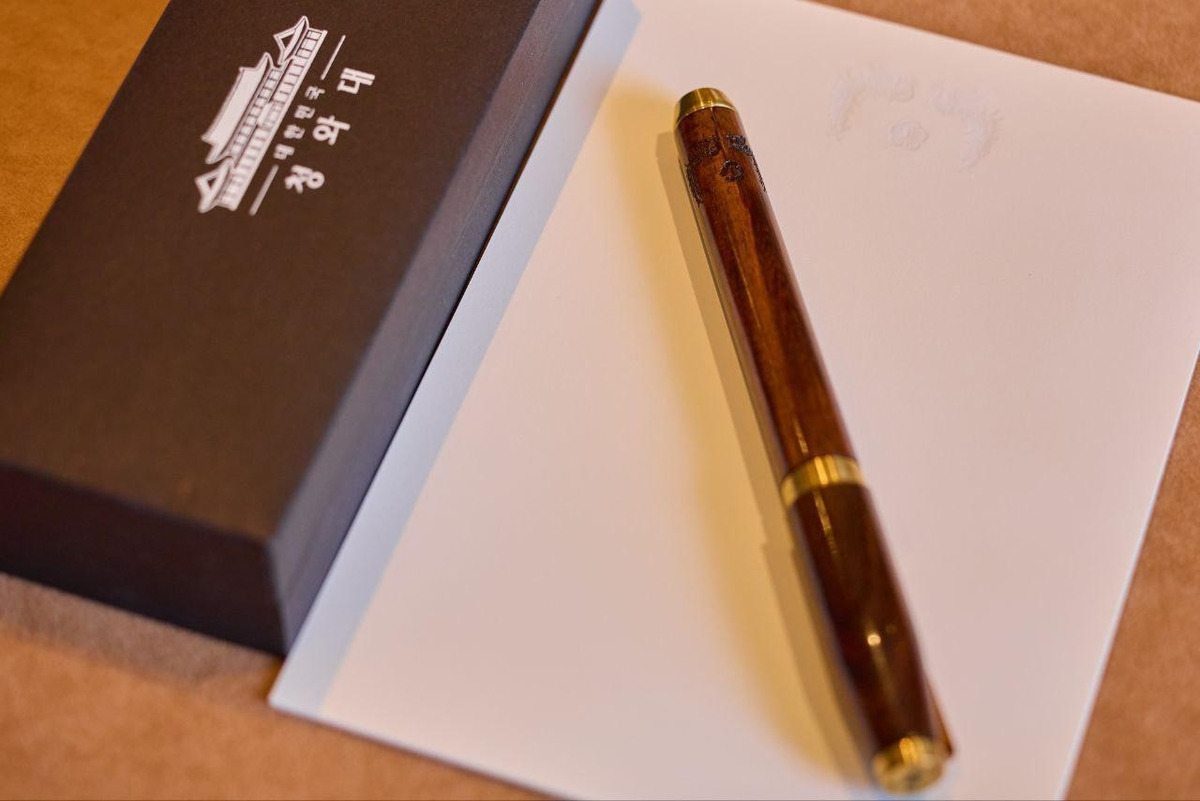 이재명 대통령이 26일 도널드 트럼프 미국 대통령에게 선물한 서명용 펜