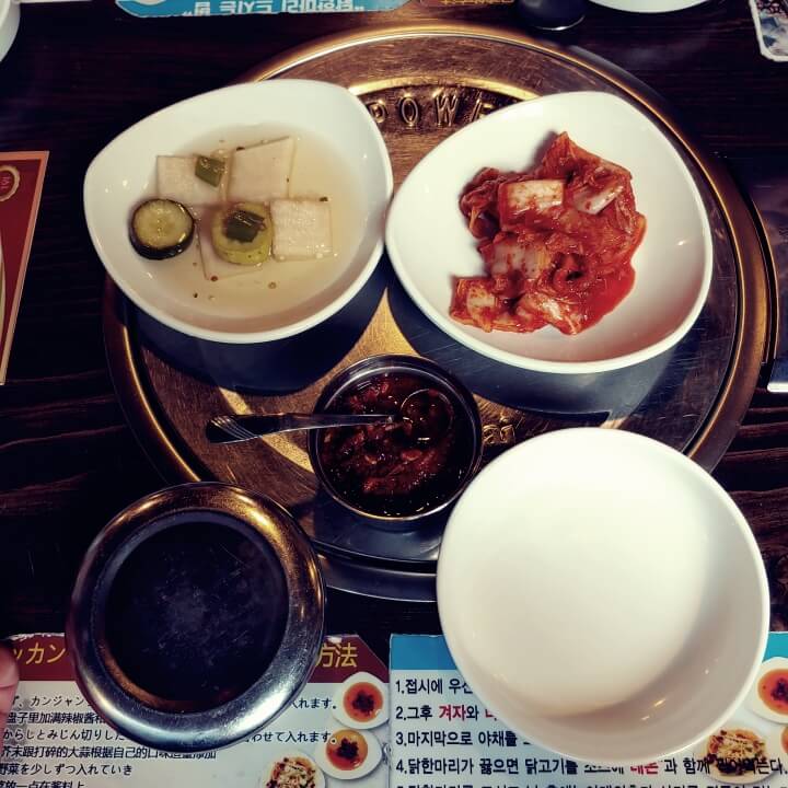 신촌-유닭스토리-반찬-김치