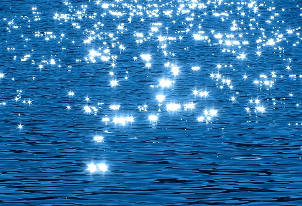 파란 바닷물에 햇살이 비추면서 하얀 햇살들이 반짝거린다. 매우 아름답다.