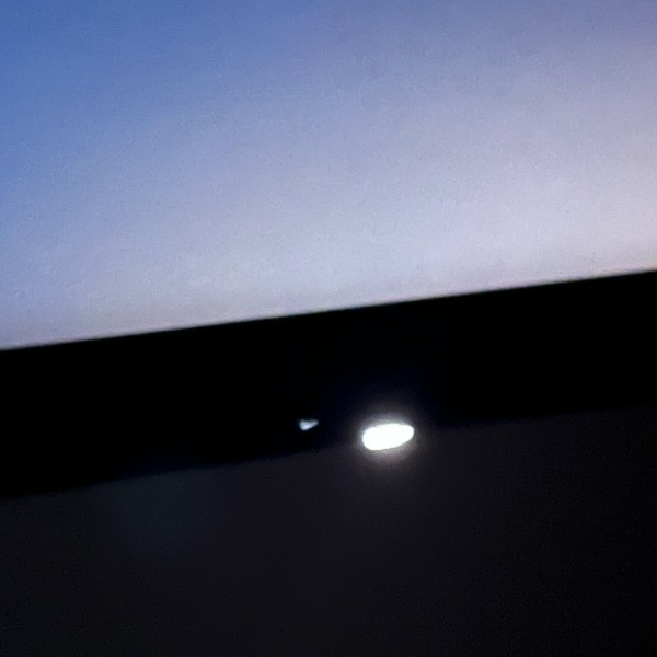 U2723QE 전원부 LED 빛샘 가까이 찍은 모습