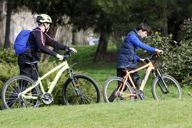 자전거를 타는 남자 이미지