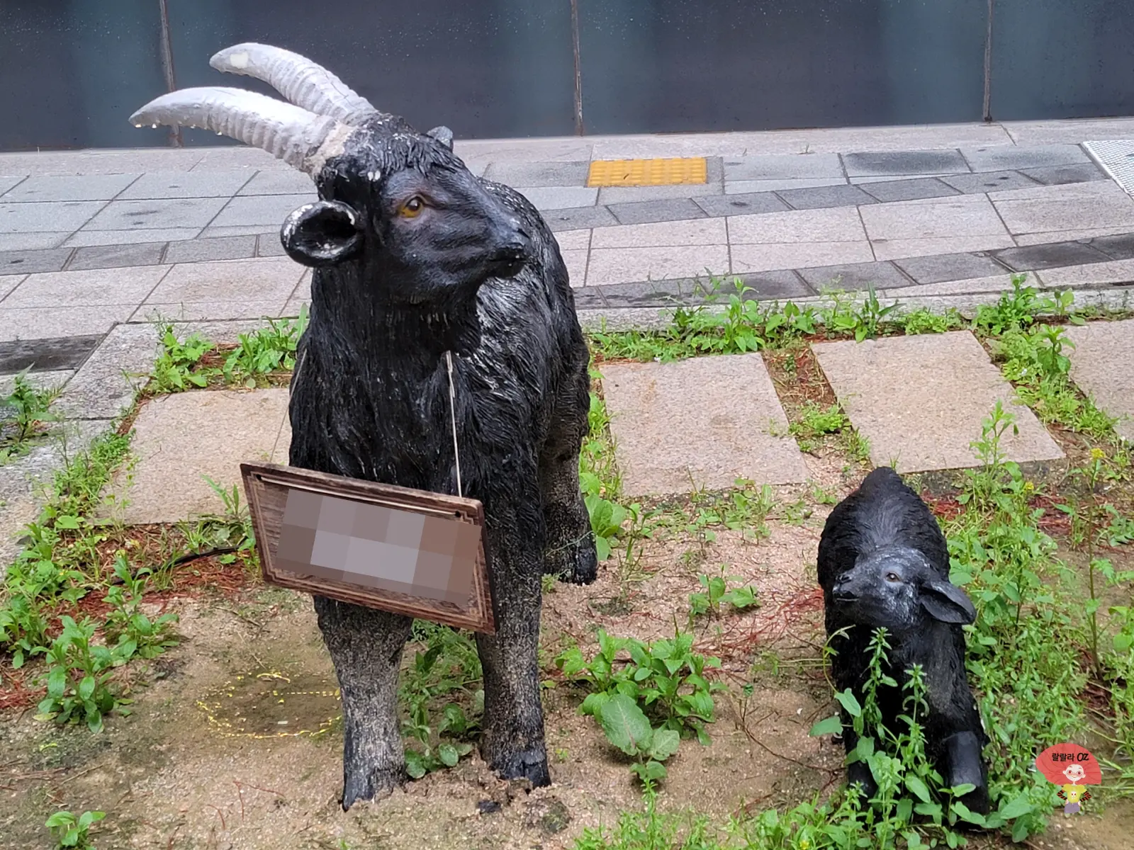 경기-남양주-다산-흑미담-흑염소-요리-전문점-앞에-있는-엄마와-아기-염소-조형물