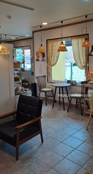 테이블이 놓여 있어요.