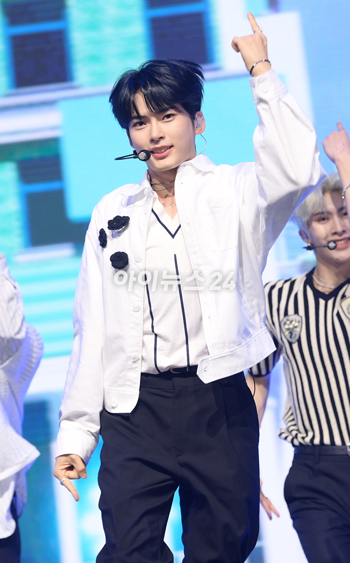 그룹 제로베이스원 성한빈이 10일 오후 서울 광진구 광장동 예스24라이브홀에서 열린 제로베이스원(ZEROBASEONE) 데뷔 쇼케이스에서 멋진 무대를 선보이고 있다. [사진=정소희 기자]