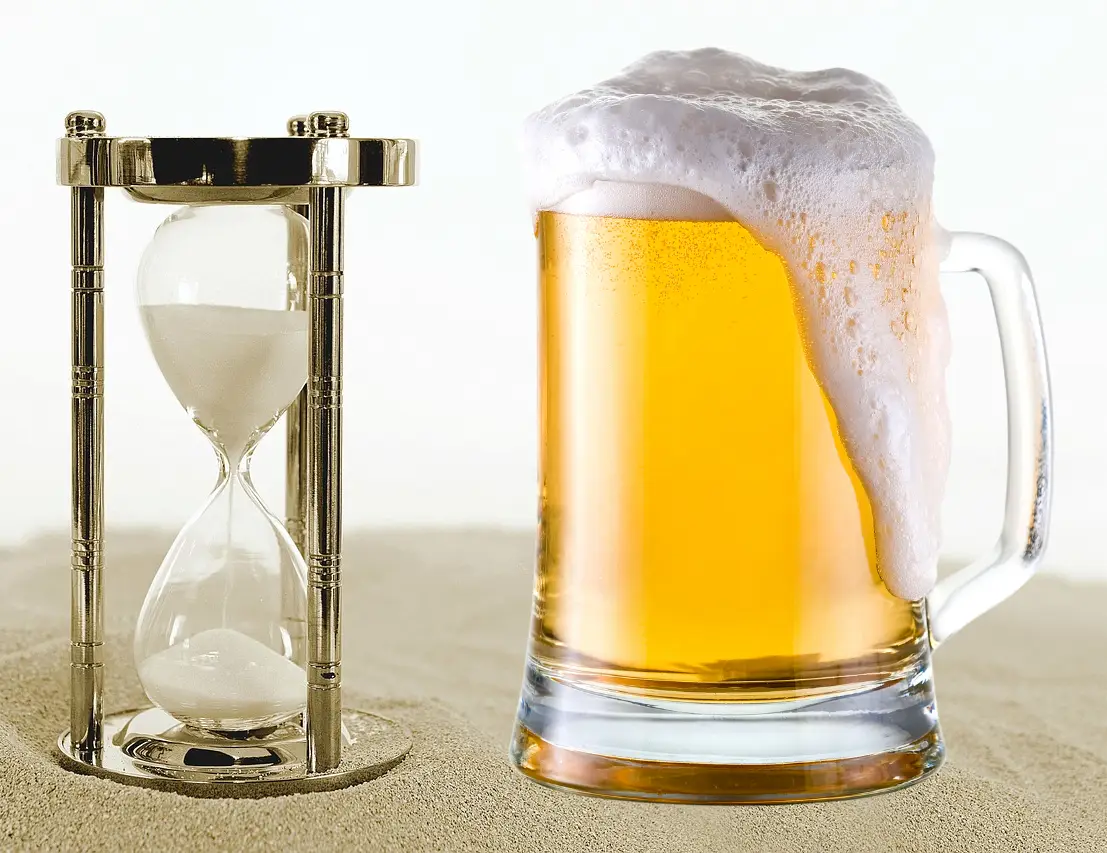 알코올 분해-
모래위 모래시계 옆 거품이 흐르는 맥주잔
