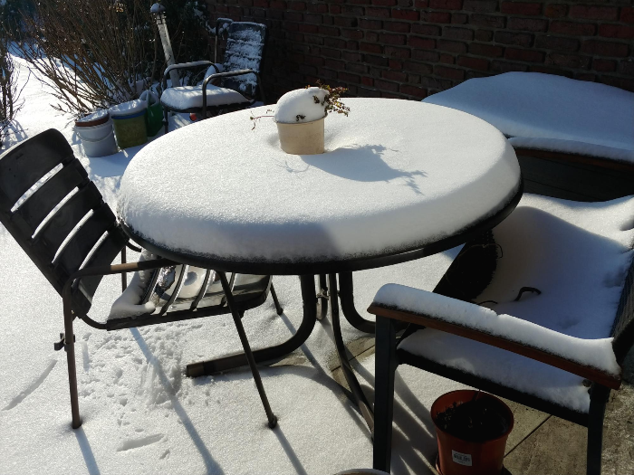 테이블에 쌓인 눈