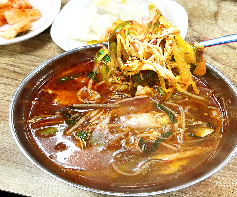 맑고 기름기 없이 얼큰한 국물에 건더기가 푸짐하게 들어 있는 당진 장춘닭개장