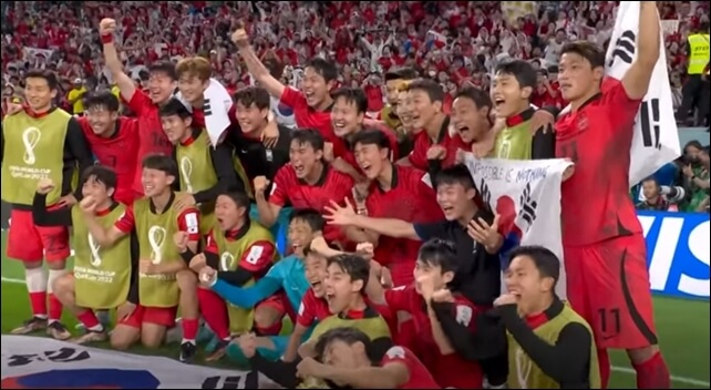 카타르-월드컵에서-포르투갈을-꺾고-환호하고-있는-모습