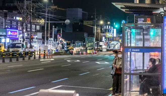 새벽 첫차로 출근하는 열혈 직장인들..."힘든 것 보다 보람 더 느껴" ㅣ 새벽 첫 버스 지하철은 몇시?