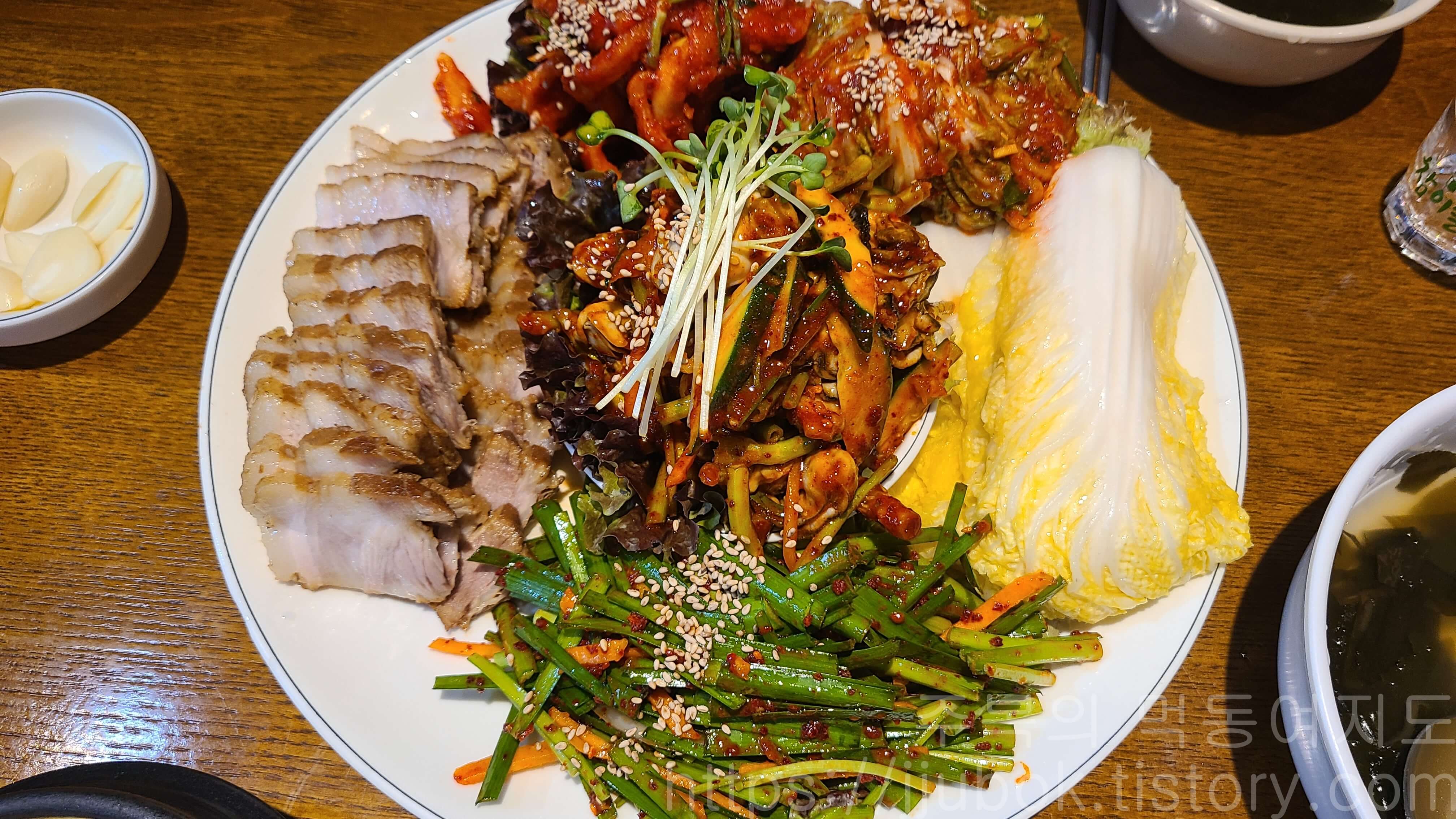 황금족발-굴보쌈-제철-계절이-아닐-때