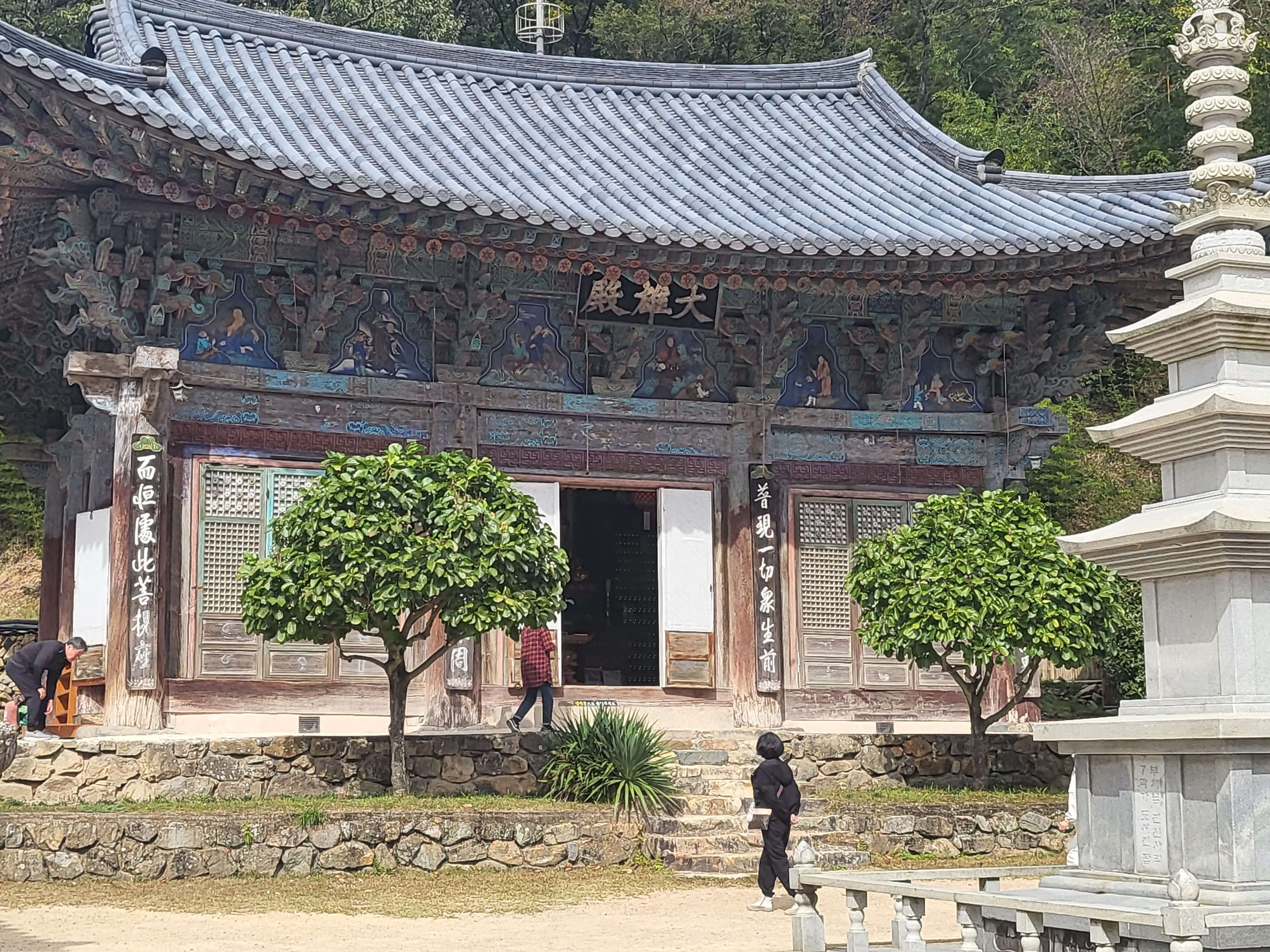 천년 고찰 장안사, 둘레 길을 따라 올라가면 운치 있는 백련암과 절벽 같은 곳의 척판암