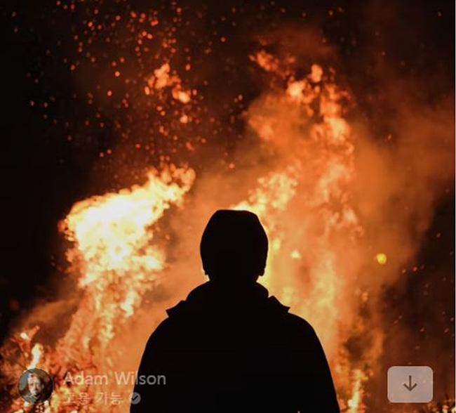 불나는 모습을 지켜보는 사람 뒷모습 사진,출처: unsplash 제공