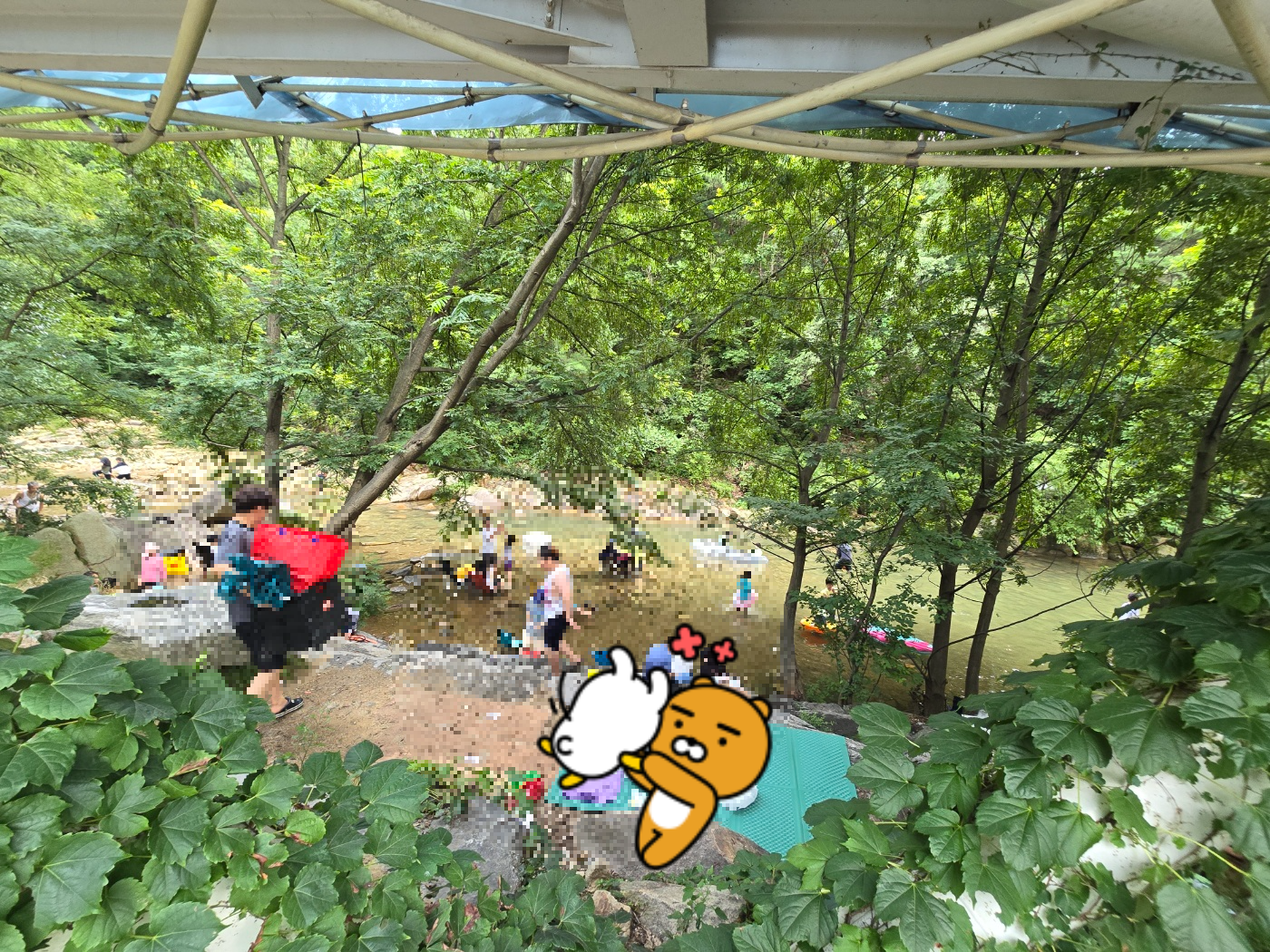 텐트치거나 돗자리 놓기 좋은곳이에요