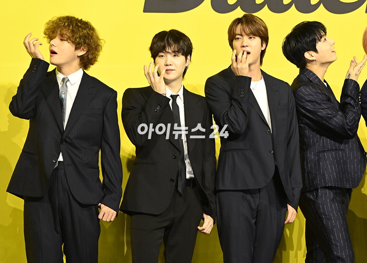 방탄소년단(BTS) 새 디지털 싱글 &#39;Butter&#39; 발매 기념 글로벌 기자간담회가 21일 오후 서울 송파구 방이동 올림픽공원 올림픽홀에서 열렸다. 방탄소년단이 포토타임을 갖고 있다.