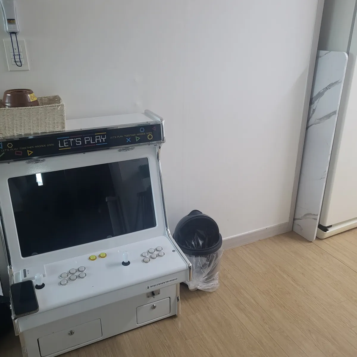 거실에-놓인-어른용-게임기