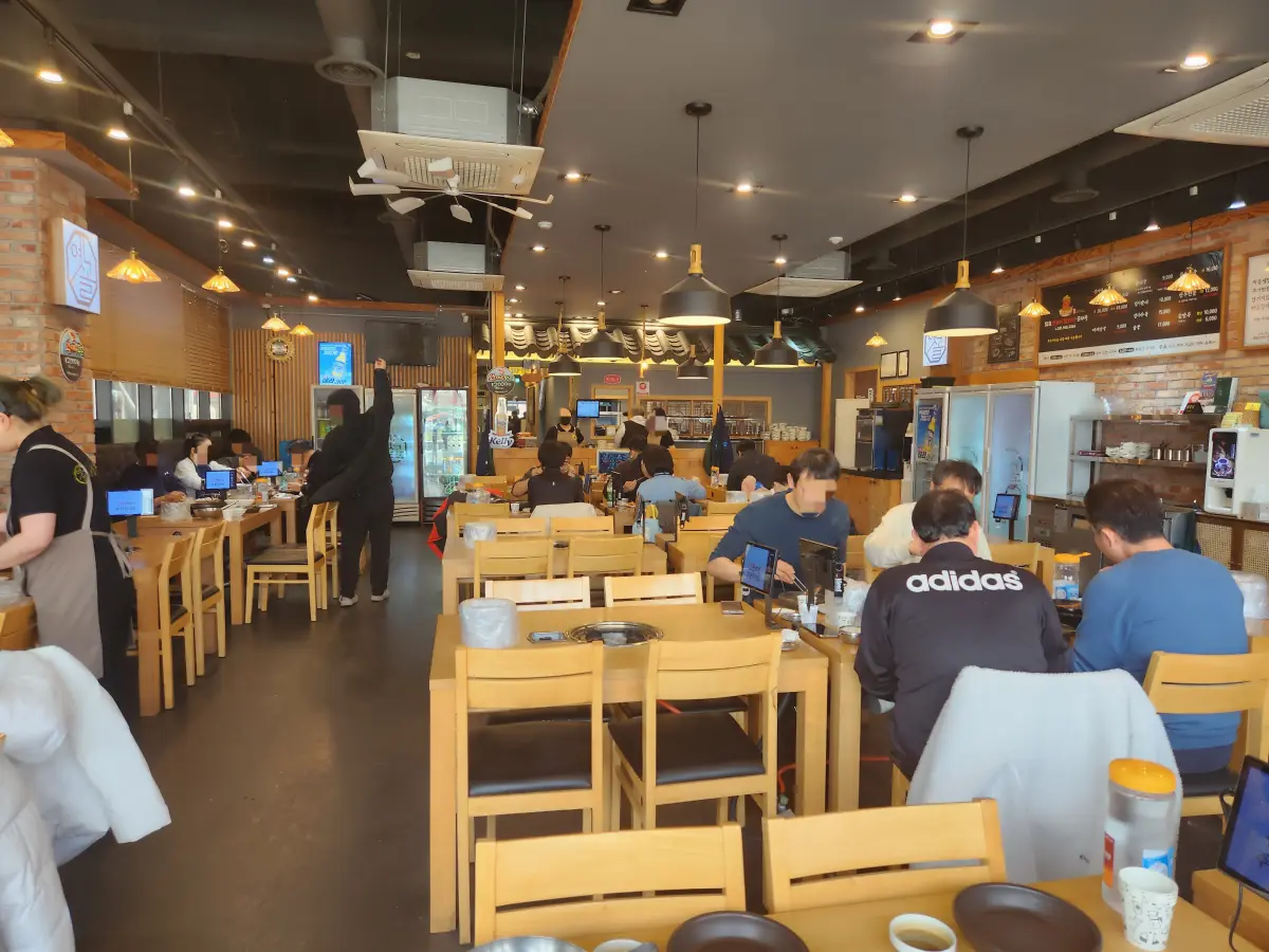 일산-맛집-옛골산더미감자탕-넓은-테이블-좌석