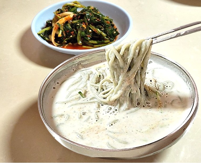 당진 에이스식당의 쑥콩국수와 열무김치