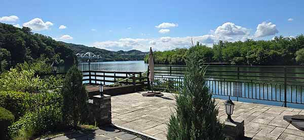 조용한 충주 강변 테라스