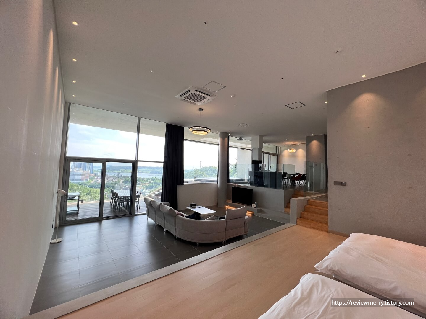 침대에서 본 거실사진