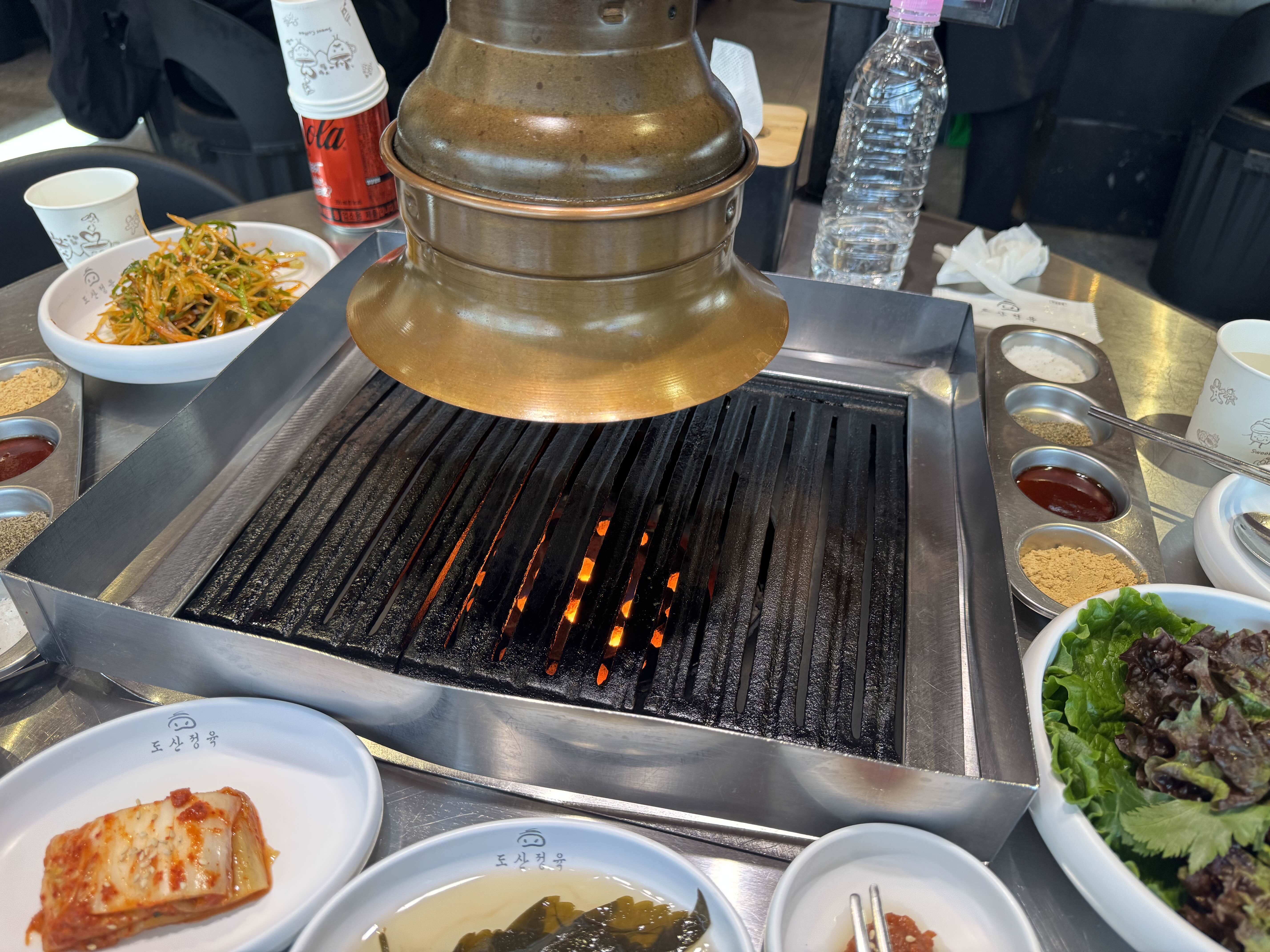 연탈불 위에 석쇠가 올려져있어 고기맛이 더 좋다