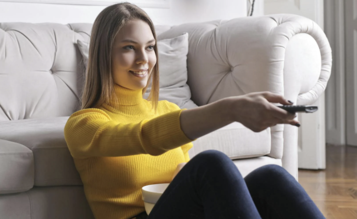 리모컨으로 영화 작동시키는 사람