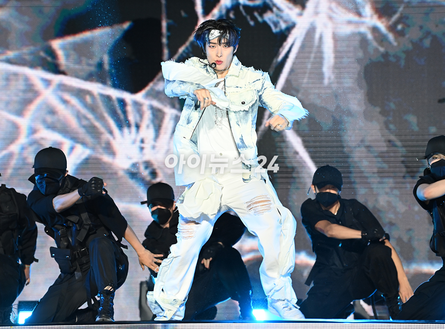 그룹 에이티즈가 28일 오후 서울 광진구 군자동 세종대학교 대양홀에서 열린 신보 &#39;더 월드 에피소드 1 : 무브먼트(THE WORLD EP.1 : MOVEMENT)&#39; 발매 기념 쇼케이스에서 포즈를 취하고 있다. [사진=김성진 기자]