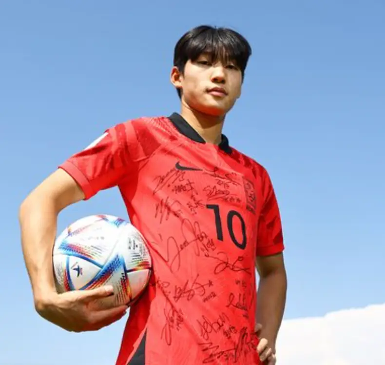 붉은 유니폼을 입고 오른손으로 공을 들고 있는 배준호