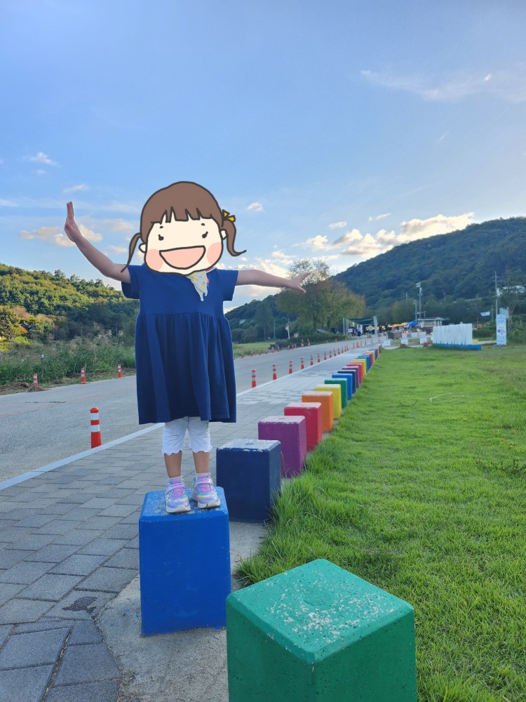 무지개 징검다리를 건너는 아이