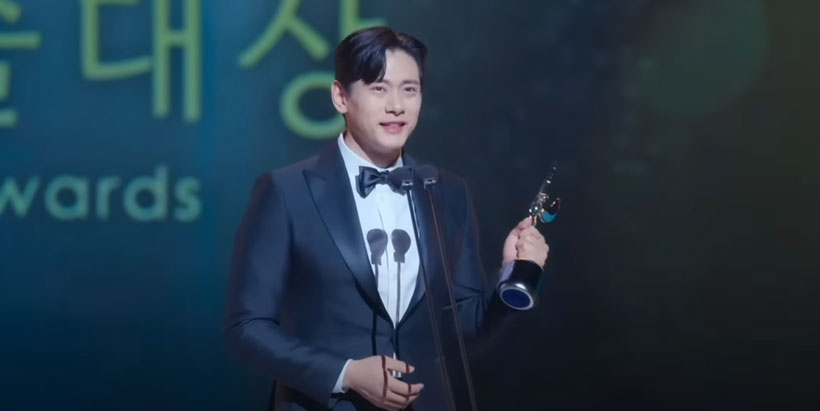 모두에게 인정받아 상을수상하는 강호