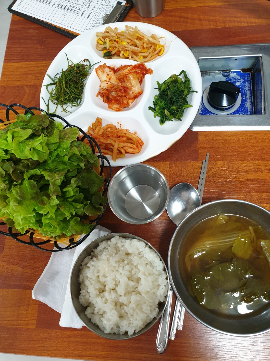 두루치기와 같이 먹을 밥&amp;#44; 상추&amp;#44;국&amp;#44; 밑반찬들