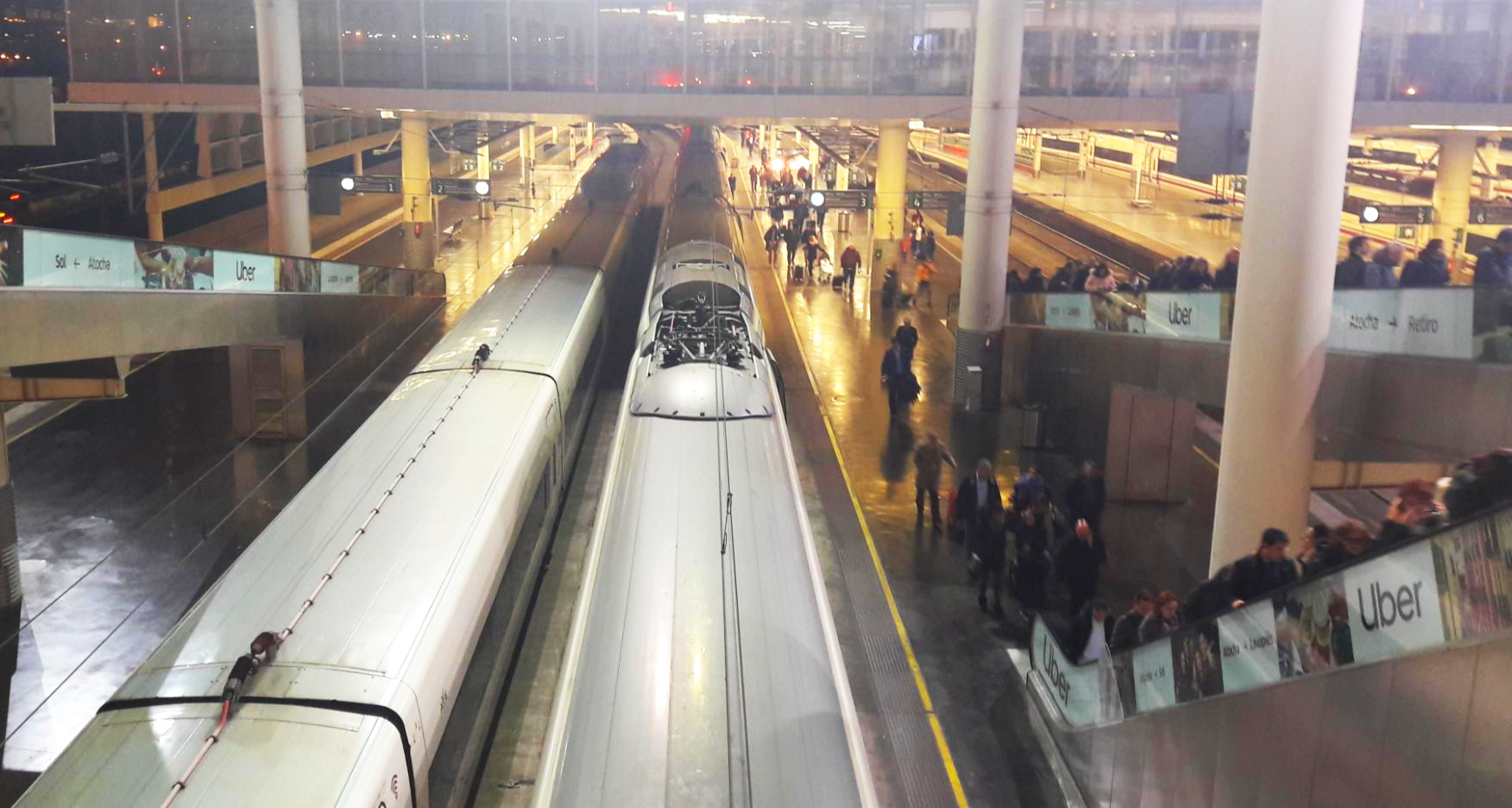 밤 늦게 도착한 스페인 마드리드 역