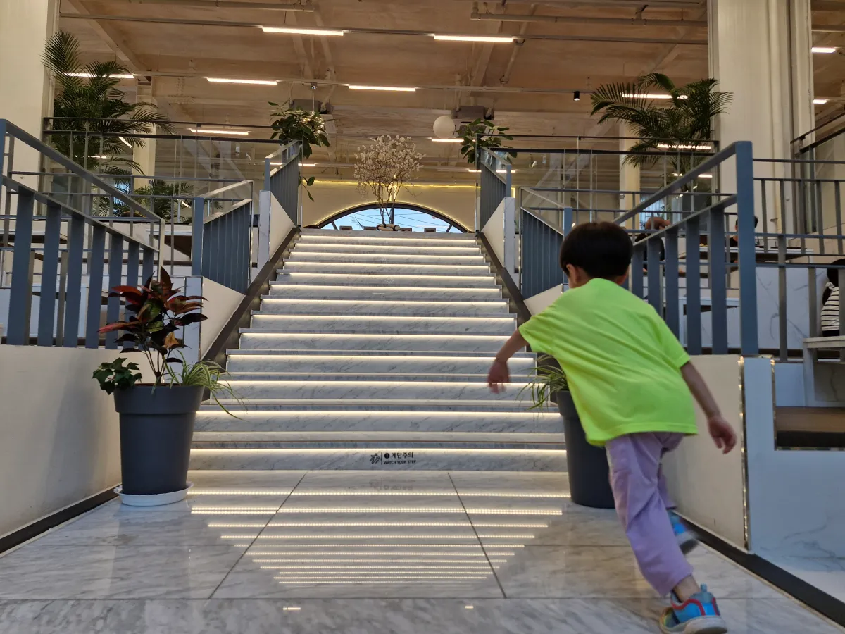 계단을-올라가는-아이