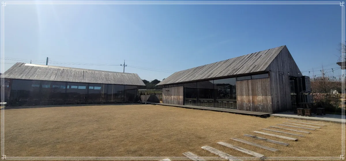 예산-백설농부-건물-별관과-본관-2채가-마당과-함께-보이는-풍경