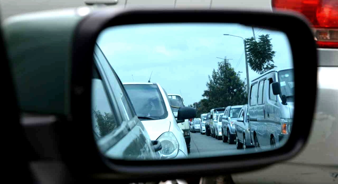 자동차 사이드 미러로 교통 체증이 보인다. [ⓒPexels &lsquo;Stan&lsquo;]