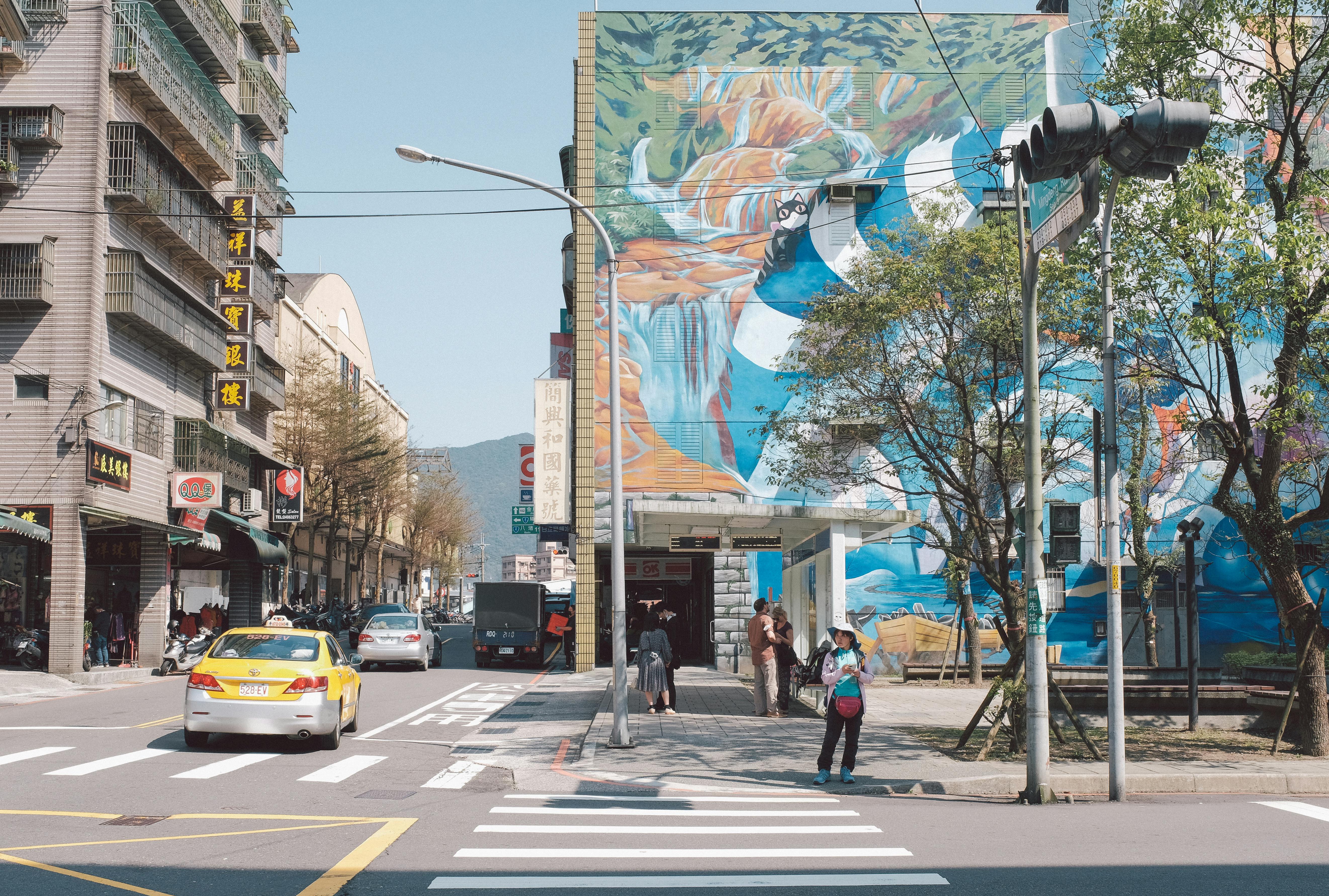 로컬의 숨겨진 명소 탐방기: 골목길 벽화와 스트리트 아트 여행 - 가오슝 펑라이 예술촌