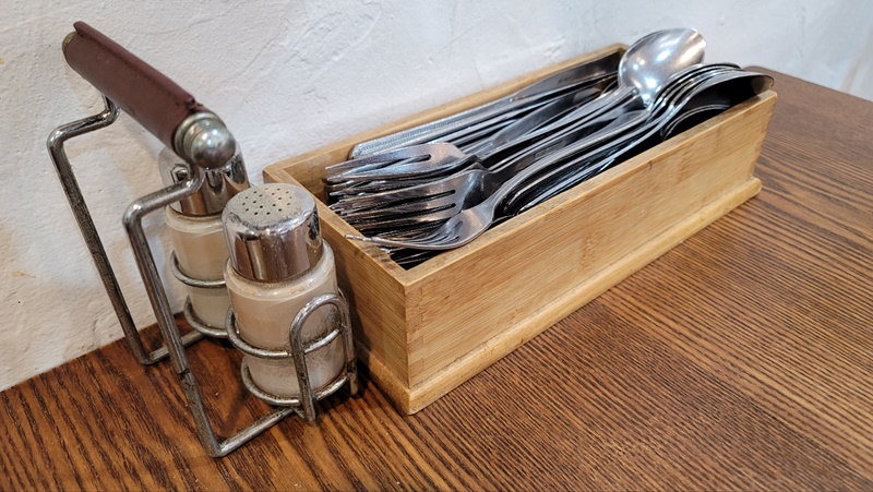 행운돈까스 - 식기, 조미료