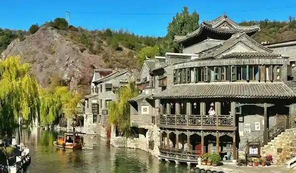 수로를 따라 늘어선 고북수진의 전통 가옥과 멀리 보이는 만리장성 능선