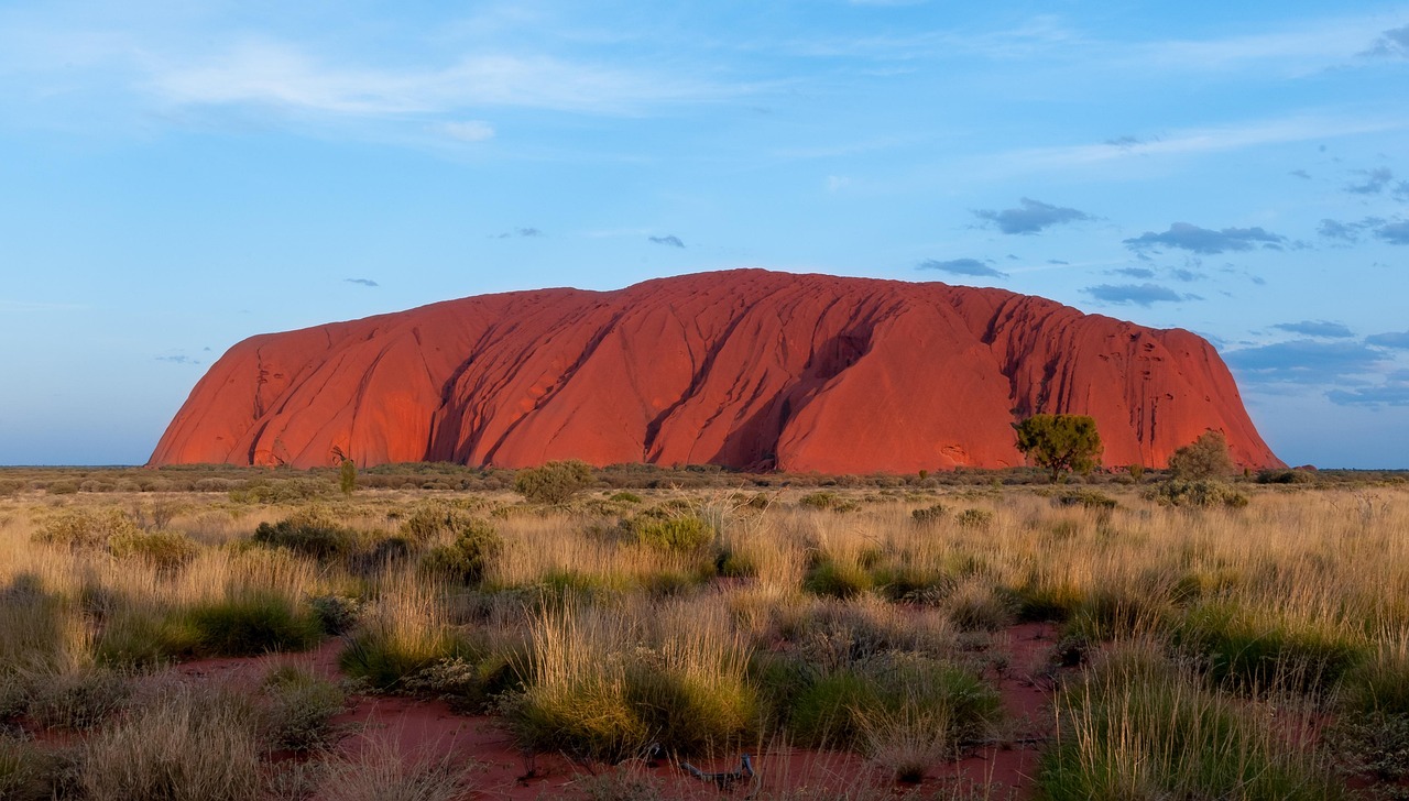 빛으로 물드는 사막 — 호주의 ‘불타는 바위’ 축제