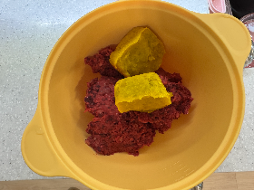 곱게 간 비트와 병아리콩 그리고 단호박을 볼에 넣은 사진