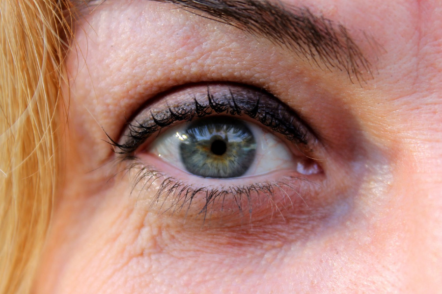 노란 머리를 가지고 있는 서양 여성의 파란색 눈을 확대를 하여 찍은 사진