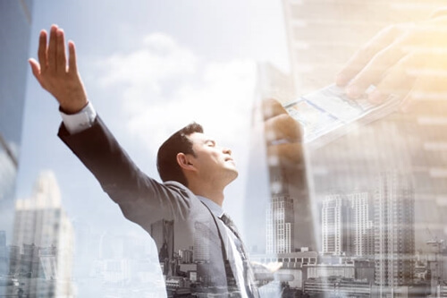 경제적인 자유를 두 손들고 만끽하는 남자 사진