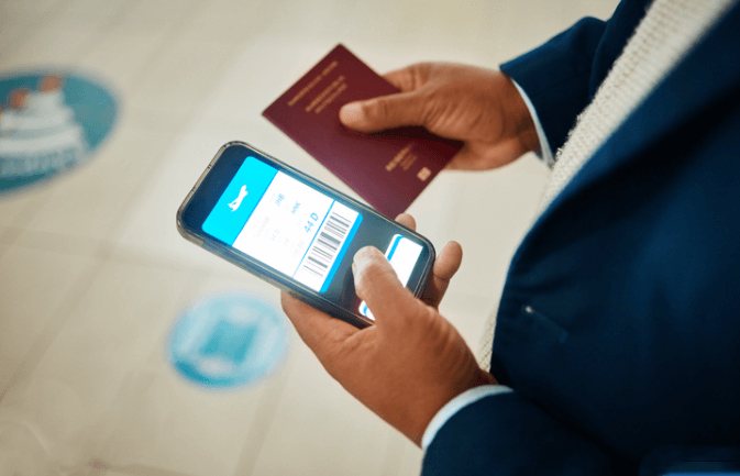 스마트폰으로 전자여권 정보를 확인하는 여행자와 공항 출국장에서 수속 중인 사람들의 모습&amp;#44; 전자여권 발급 후 여행 출국 준비를 상징하는 이미지