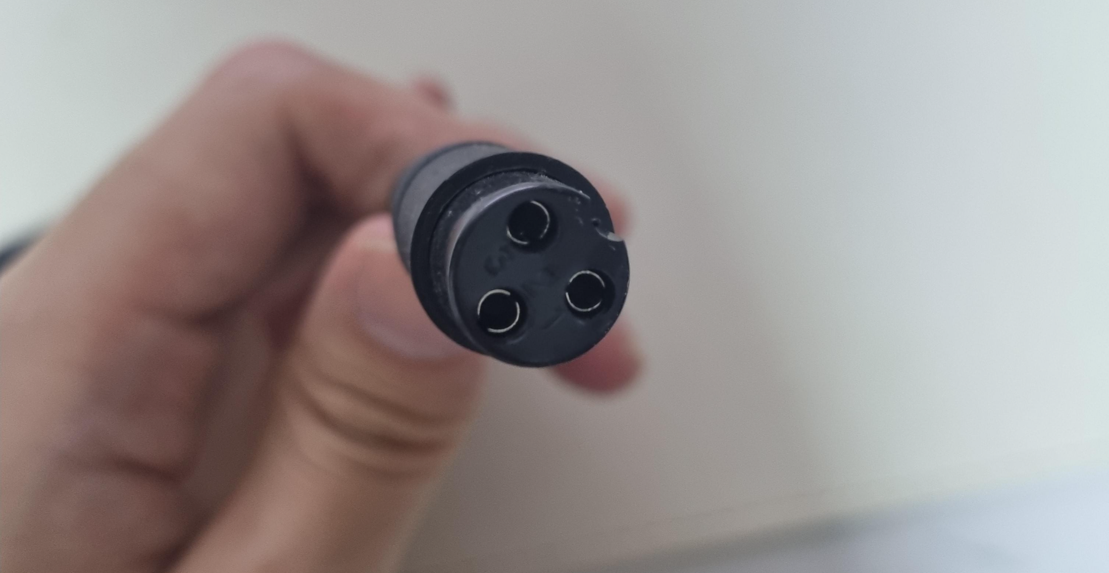 레드윙 킥보드 42V 충전기 커넥터 부분 사진