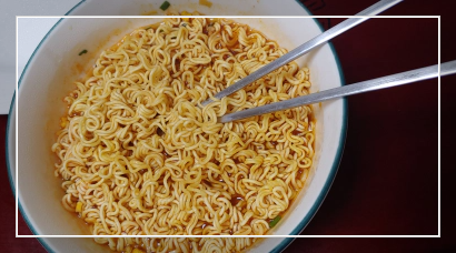 한국-컵라면도-집에서-가능하면-사기그릇에-뜨거운-물-부어-먹기