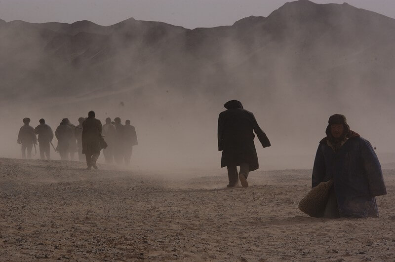 척박한 커커 시리의 땅에 사람들이 걸어가는 모습