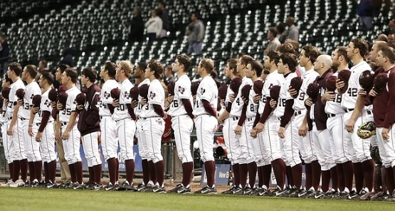 야구 선수 집중하는 사진