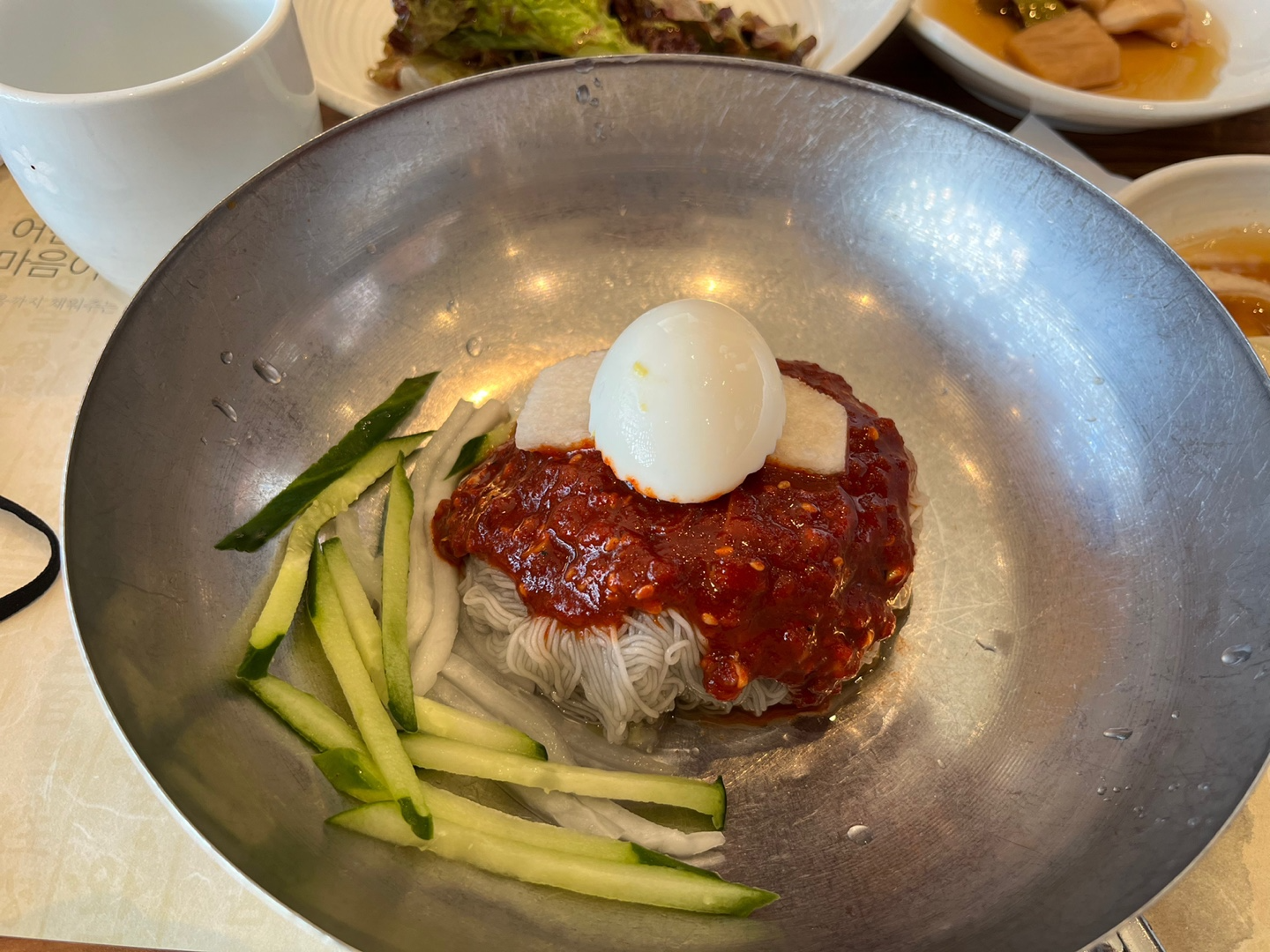 맛있어 보이는 비빔냉면