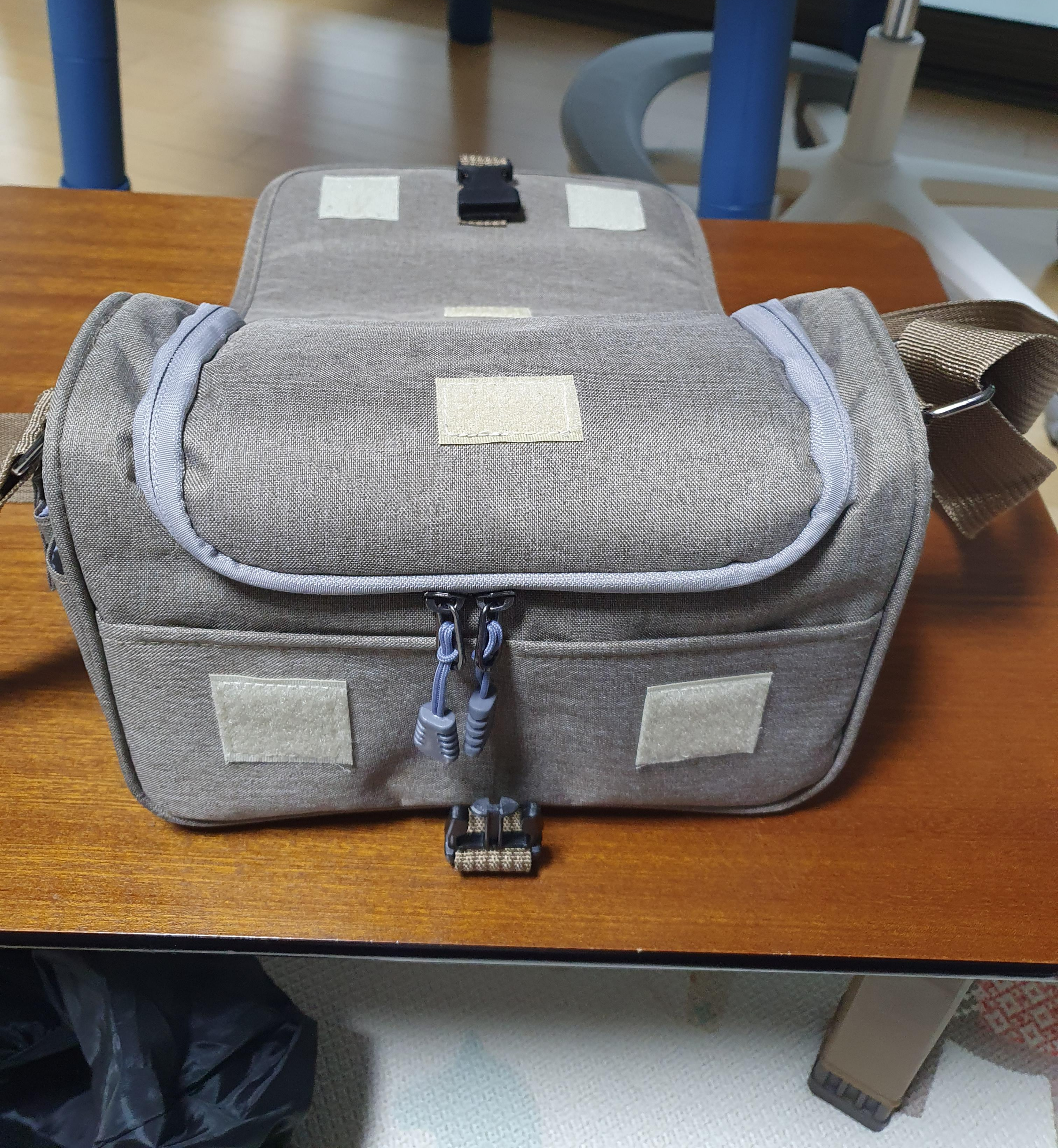 가성비 카메라 가방에 벨크로 테잎이 생각보다 너무 많이 붙어 있어서. 조금은 보기 불편한게 있다.